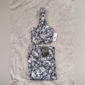 Gap fit studio workout set. Size medium. Grey snake print